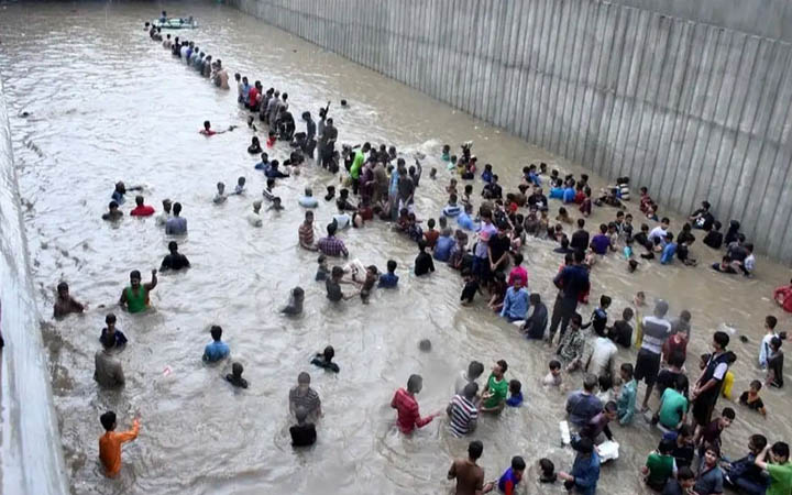 পাকিস্তানে আকস্মিক বন্যায় অন্তত ৫৫০ জনের মৃত্যু