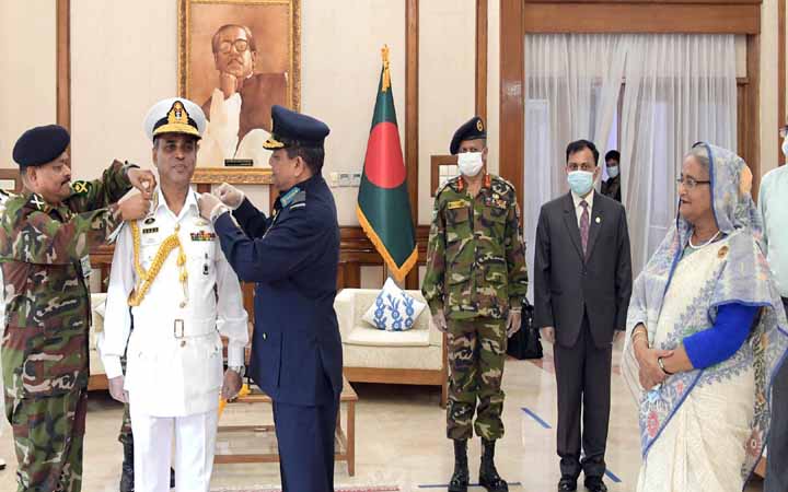নতুন নৌ-বাহিনী প্রধানকে র‌্যাঙ্ক ব্যাজ পরানো হলো