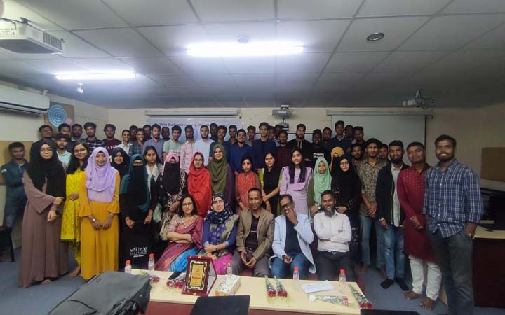 জবিতে ৭০ মেধাবী শিক্ষার্থীকে বৃত্তি দিলো মোরাল প্যারেন্টিং পরিবার