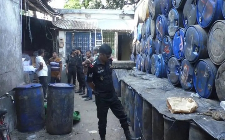 যশোরে ৪৩ হাজার লিটার ভোজ্য তেল জব্দ, ব্যবসায়ীকে জরিমানা