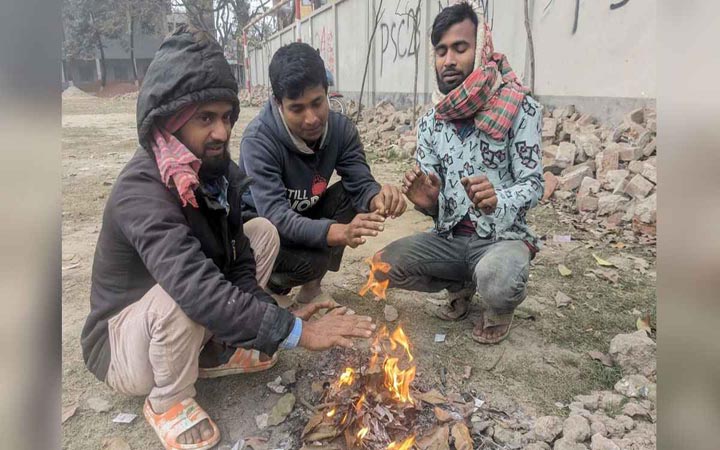 শীতের তীব্রতায় কাঁপছে জয়পুরহাটের মানুষ