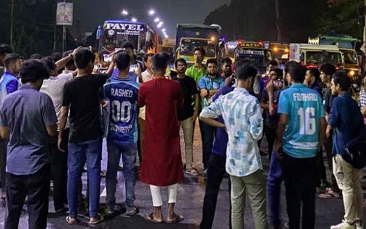 আ.লীগ নিষিদ্ধের দাবিতে জাবি শিক্ষার্থীদের সড়ক অবরোধ