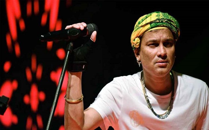 রাস্তায় রাস্তায় জুবিনের ছবি, কেউ ফুল দিচ্ছেন, কেউ মোমবাতি জ্বালছেন