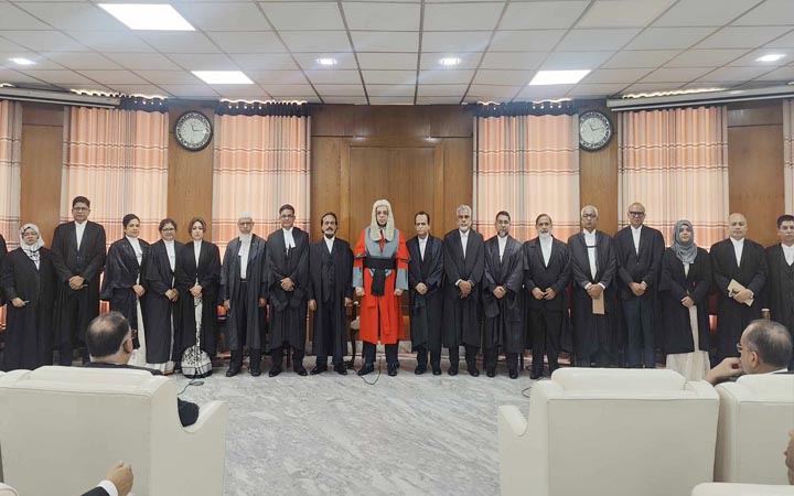 হাইকোর্টের ২২ বিচারপতির শপথ আজ