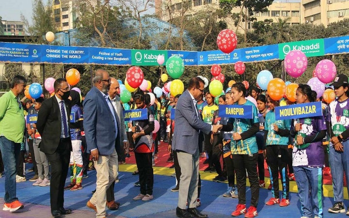 ছুটির দিনে ব্যস্ততাময় ক্রীড়াঙ্গন