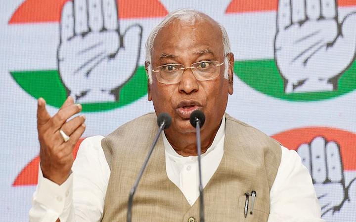 মণিপুরে সহিংসতার তদন্ত চায় কংগ্রেস