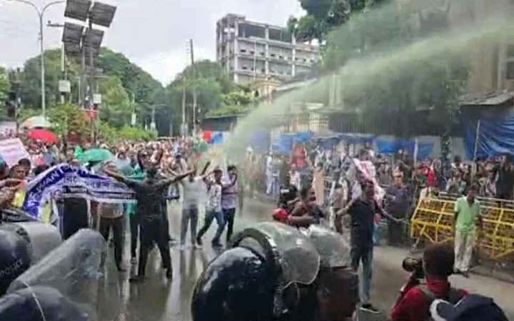 চাকরিচ্যুত বিডিআর সদস্যদের ছত্রভঙ্গ করতে জলকামান ও সাউন্ড গ্রেনেড নিক্ষেপ