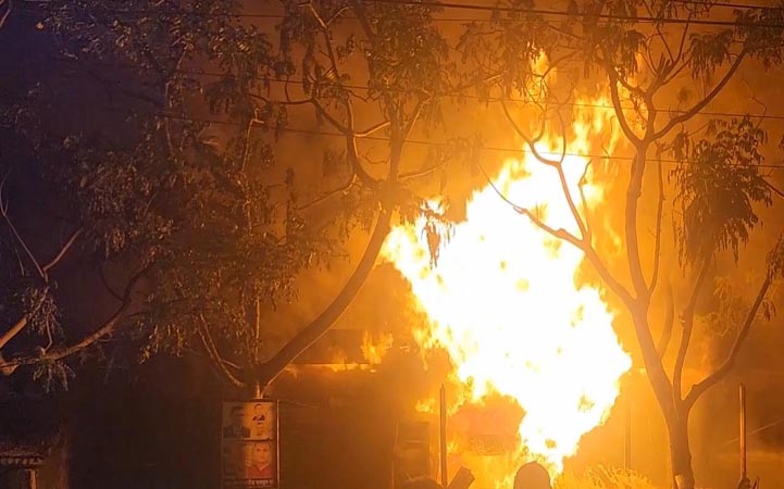 কালীগঞ্জে চারটি ব্যবসা প্রতিষ্ঠানে ভয়াবহ আগুন