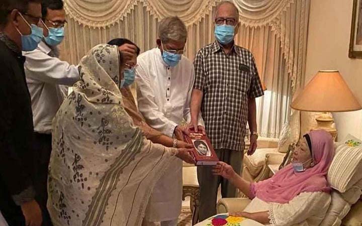 খালেদা জিয়ার কাছে তার আত্মজীবনীমূলক গ্রন্থ হস্তান্তর