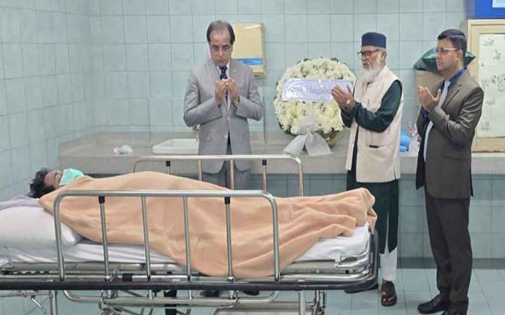 জুলাইবিপ্লবী শহীদ হাসানকে দেখতে হাসপাতালে ধর্ম উপদেষ্টা