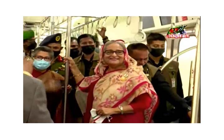 যাত্রী হয়ে মেট্রোরেলে প্রধানমন্ত্রী