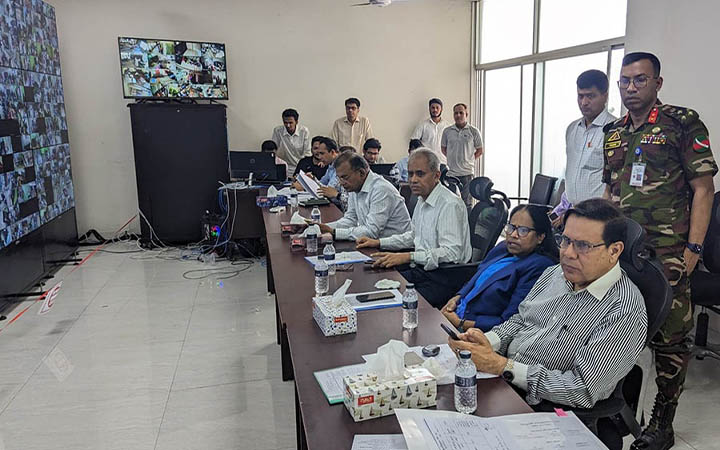 সিসি ক্যামেরায় গাজীপুর সিটি নির্বাচন মনিটরিং করছে ইসি