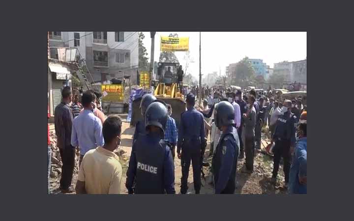 যশোরে সড়কের অবৈধ স্থাপনা উচ্ছেদ অভিযান শুরু