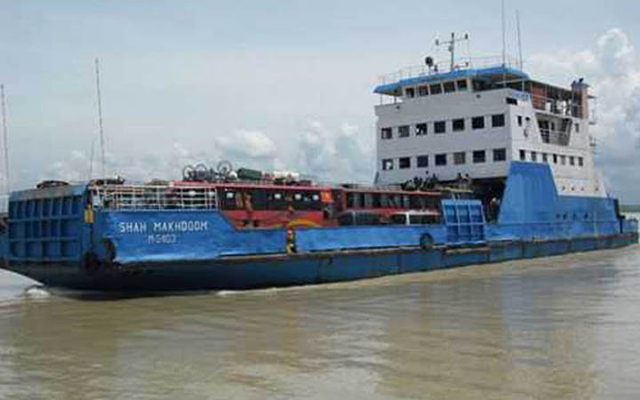 ১০ ঘন্টা বন্ধ থাকার পর পাটুরিয়া-দৌলতদিয়ায় ফেরি চলাচল শুরু