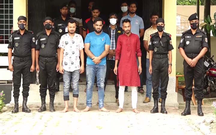 কুষ্টিয়ায় অস্ত্র ও মাদকসহ মহিলা আওয়ামী লীগ নেত্রীর ছেলে গ্রেফতার