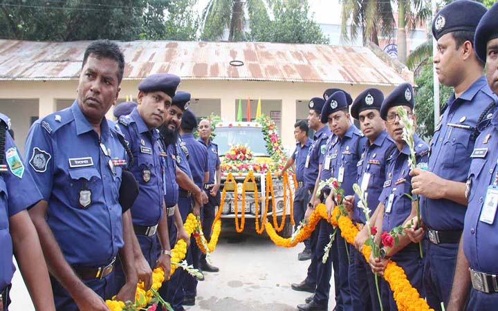 “পুলিশের চাকরি মানে ব্লেডের উপর দিয়ে হাটা”
