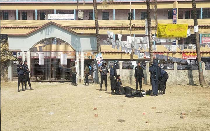 চাঁপাইনবাবগঞ্জ-৩ উপনির্বাচনে ২ প্রার্থীর সমর্থকদের পাল্টাপাল্টি ধাওয়া, ককটেল উদ্ধার