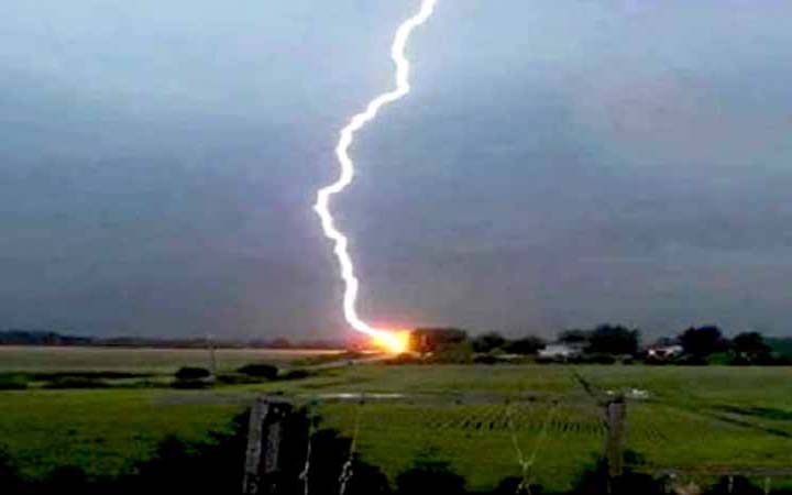 সরকারি নির্দেশনা : বজ্রপাত থেকে বাঁচতে করণীয়