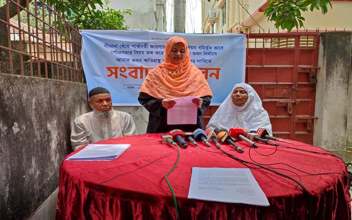 নিয়মনীতির তোয়াক্কা না করে বহুতল ভবন নির্মাণের অভিযোগ, প্রতিবেশির ভবন হুমকিতে