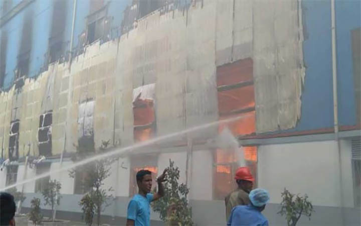 ফ্রেশ কারখানায় আগুন, নিয়ন্ত্রণে ৯ ইউনিট