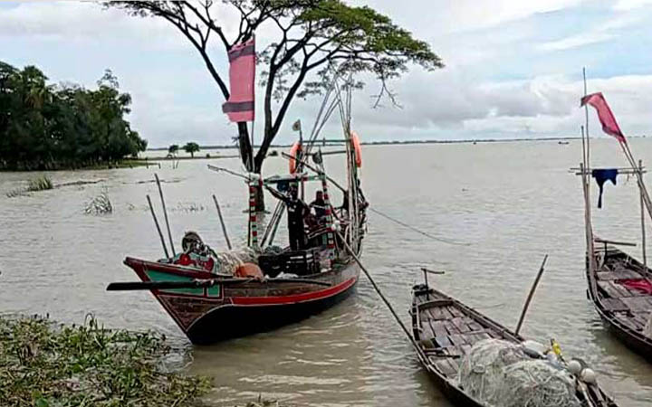 জ্বালানি তেলের মূল্য বৃদ্ধি : বিপাকে জেলেরা