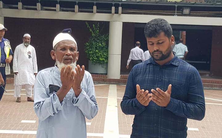 ৩১৩ কি. মি. পায়ে হেঁটে এসে বঙ্গবন্ধুর সমাধিতে শ্রদ্ধা