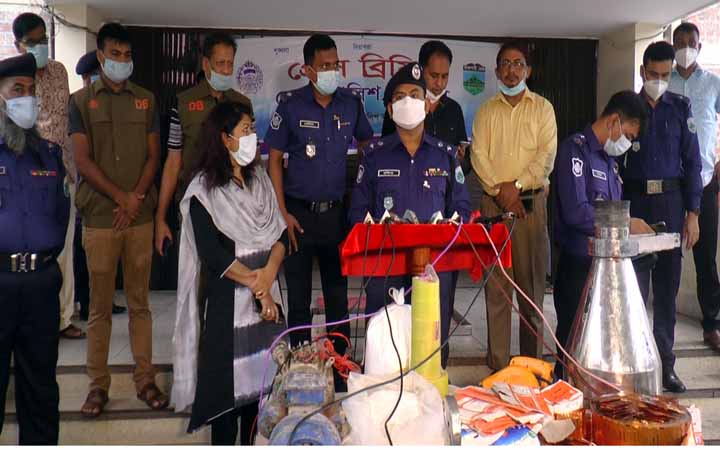 এসএমসির বিপুল পরিমান নকল ওরস্যালাইন ও স্যালাইন তৈরির মেশিনসহ একজন গ্রেফতার