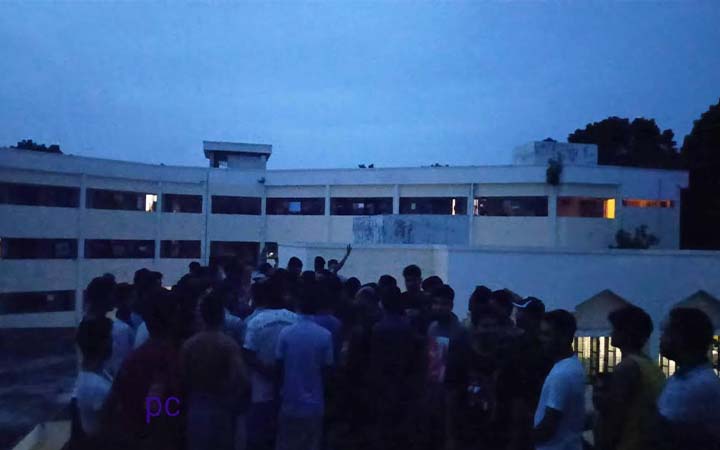 হলের সিট নিয়ে রাতে ইবি ছাত্রলীগে দফায় দফায় হট্টগোল-মারামারী