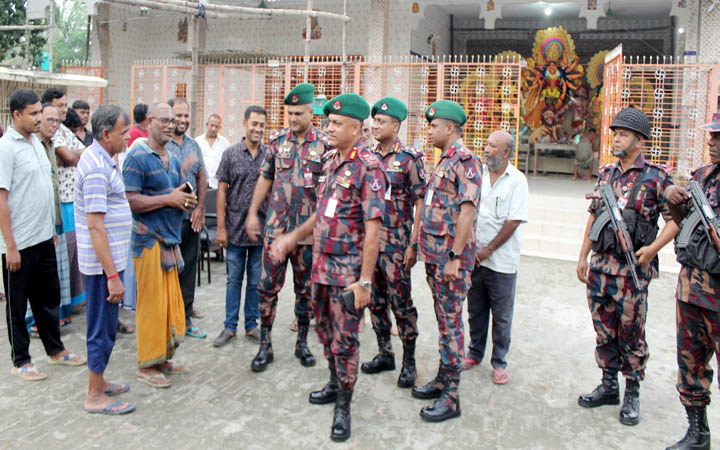 সাতক্ষীরা সীমান্তে ৪৮ পূজামণ্ডপে বিজিবির কড়া নিরাপত্তা