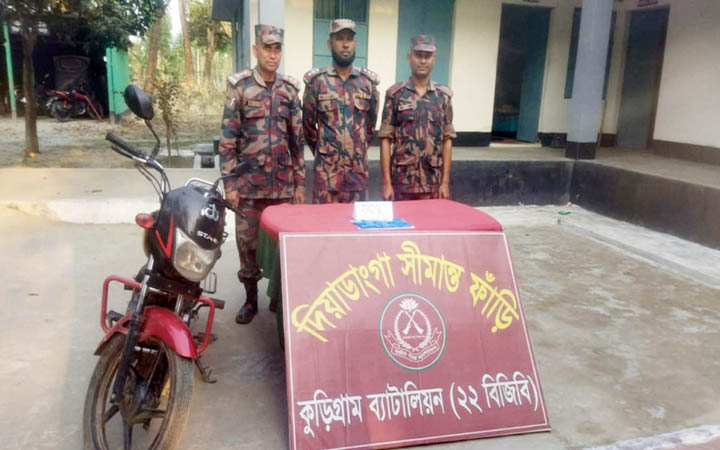 সীমান্তে বিজিবির ধাওয়া খেয়ে ইয়াবা ফেলে পালাল কারবারিরা