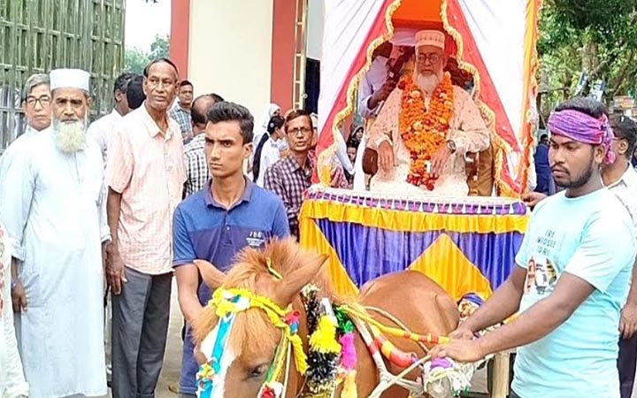 ঘোড়ার গাড়িতে চড়িয়ে শিক্ষককে রাজকীয় বিদায়