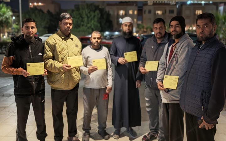 পোস্ট অফিসে ব্যালট জমা দিচ্ছেন কুয়েত প্রবাসীরা