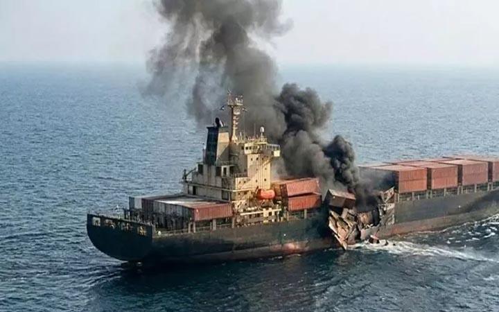 কুয়েত উপকূলে ট্যাংকারে বিস্ফোরণ