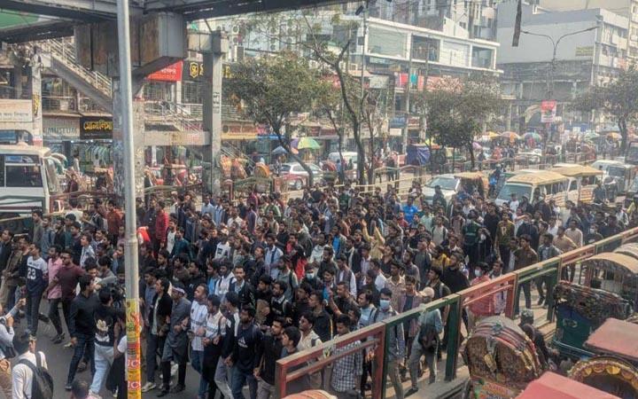 ঢাকা সেন্ট্রাল ইউনিভার্সিটির অধ্যাদেশ দাবিতে সায়েন্সল্যাব অবরোধ