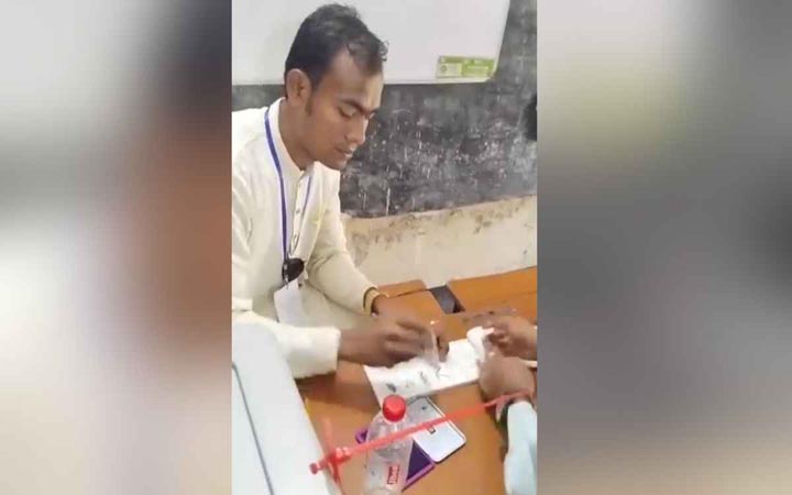ছাত্রলীগ নেতার প্রকাশ্যে নৌকায় সিল মারার ঘটনায় তদন্ত কমিটি