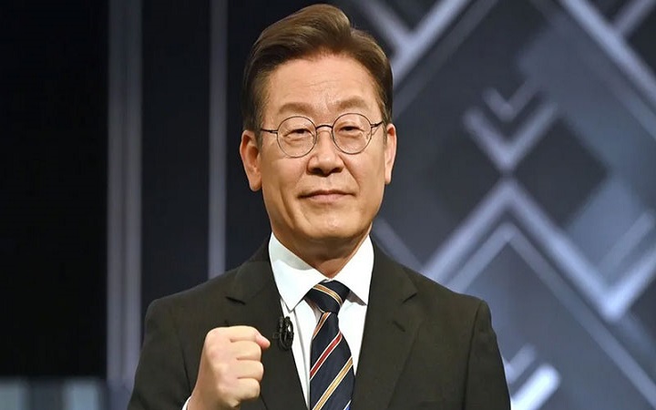 দক্ষিণ কোরিয়ার বিরোধীদলীয় নেতাকে ছুরিকাঘাত