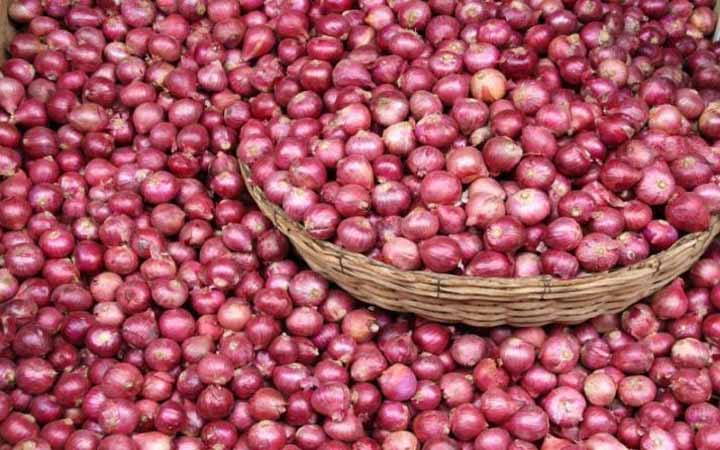 কমছেই না পেঁয়াজের ঝাঁজ,অসহায় ক্রেতা