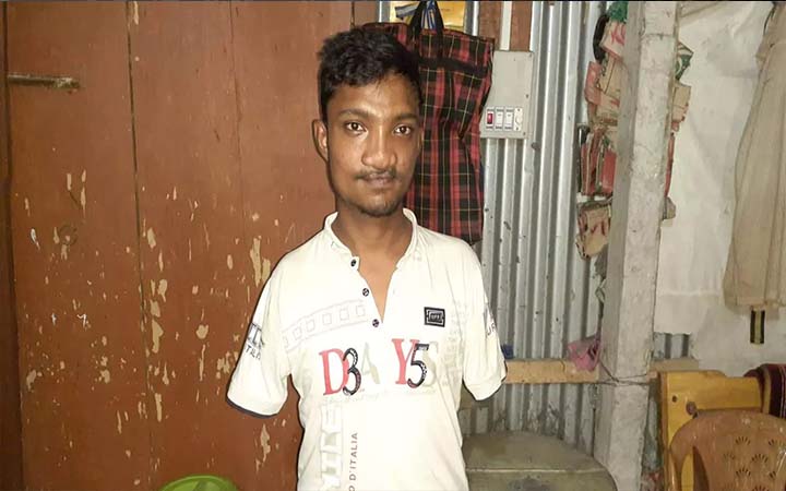 পা দিয়ে লিখে জিপিএ-৫ পেলো অদম্য মানিক