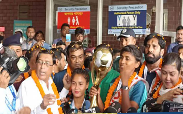 সাফজয়ী নারী ফুটবলারদের ব্যাগ থেকে টাকা চুরি