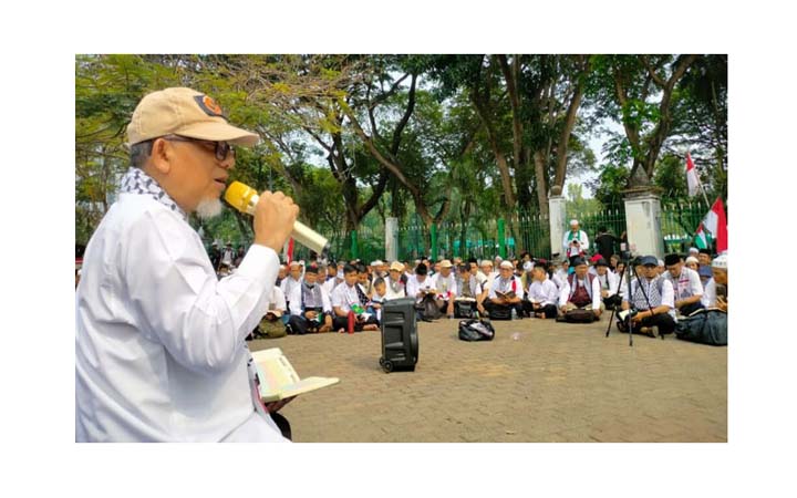 ফিলিস্তিনিদের জন্য দোয়া করে ইন্দোনেশিয়ায় হাজারো মানুষের তেলাওয়াত ও নামাজ