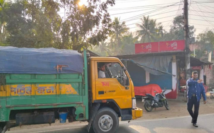 লক্ষ্মীপুরে ফিটনেসবিহীন গাড়ি, ১১ জনকে জরিমানা