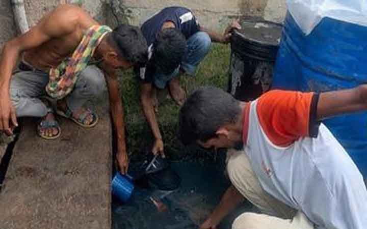 রাজশাহী রেলস্টেশনে পাইপ ফেটে ড্রেনে বিপুল পরিমাণ ডিজেল