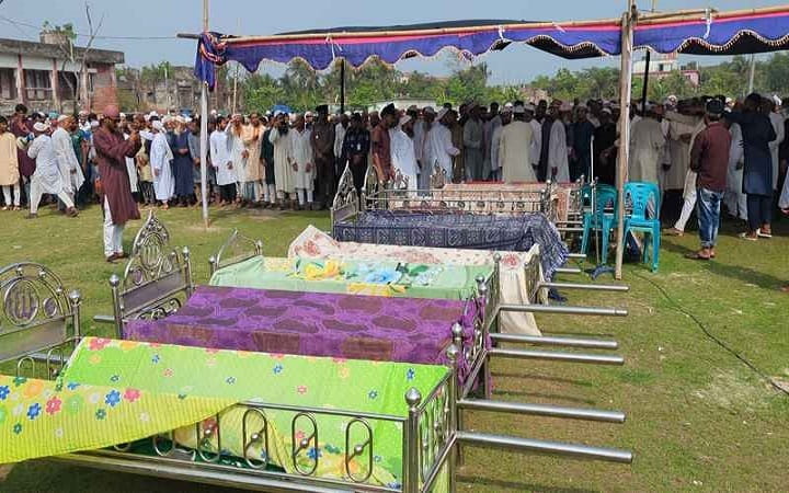 মোংলায় একই পরিবারের ৯ জনের দাফন সম্পন্ন