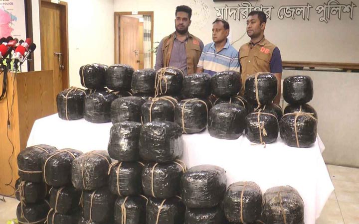 মাদারীপুরে ৪০ লাখ টাকা মূল্যের ২০০ কেজি গাঁজা জব্দ, গ্রেফতার ২