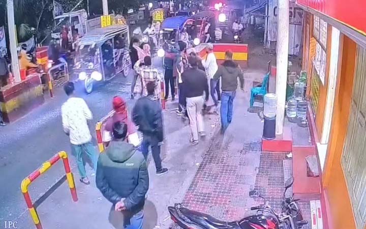 মাদারীপুরে সেতুর টোল চাওয়ায় হামলা-ভাঙচুর, আহত ৩