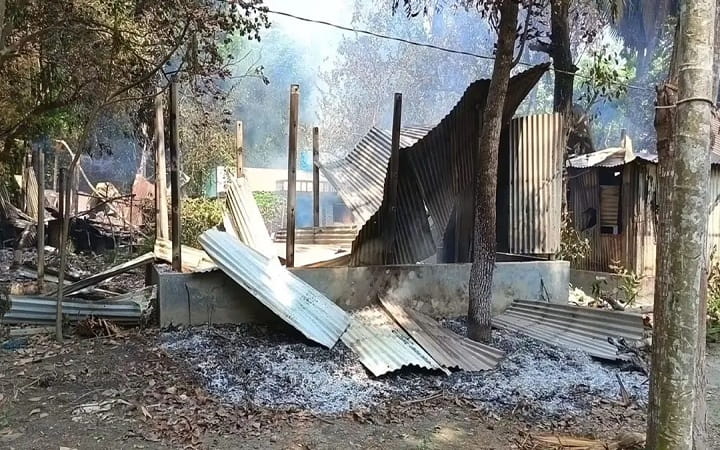 সালিশে ব্যবসায়ীকে কুপিয়ে হত্যা, বাড়িঘরে অগ্নিসংযোগ