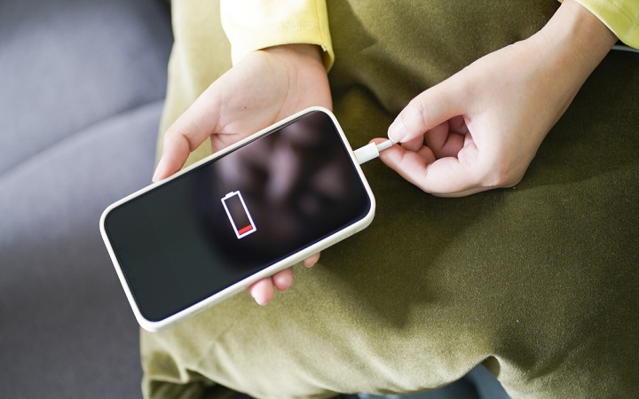 ফোন সকালে চার্জ দেওয়া উচিত না কি রাতে? জেনে নিন সঠিক নিয়ম