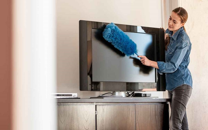 ভুলভাবে টিভি পরিষ্কার করলে নষ্ট হতে পারে স্ক্রিন