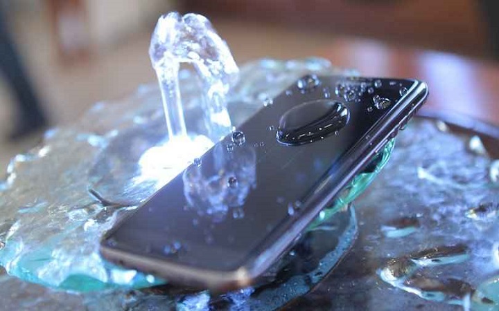 ফোনে পানি ঢুকলে যে ৪টি কাজ ভুলেও করবেন না