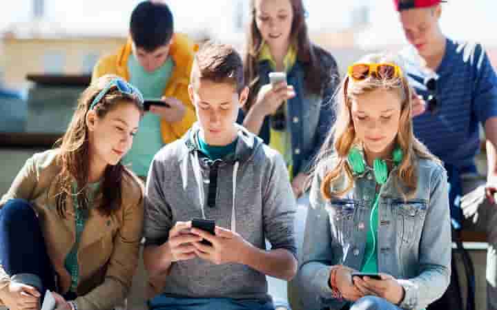 ১৫ বছরের নিচে সোশ্যাল মিডিয়া নিষিদ্ধ! ফ্রান্সে পাস হলো ঐতিহাসিক বিল